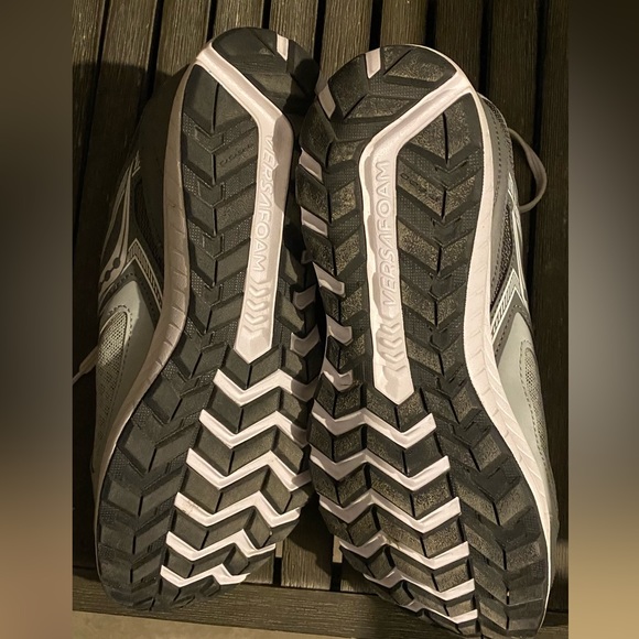 Saucony sneakers 9.5 - Picture 4 of 5